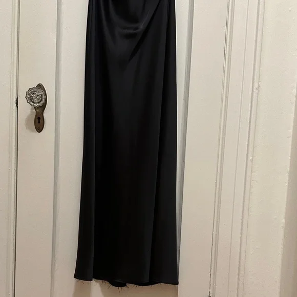 Elegant Black Dress - Picture 3 of 8